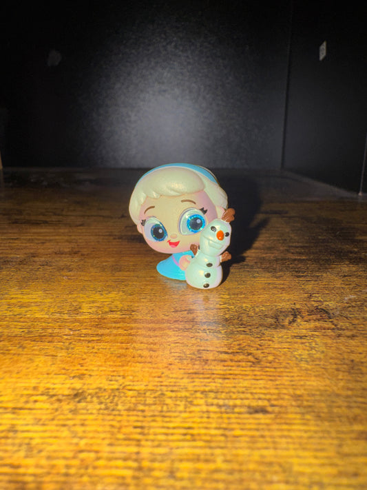 Baby Elsa Holding Olaf Doorable